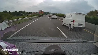 muatan tanah berceceran di jalan toll Cipularang.