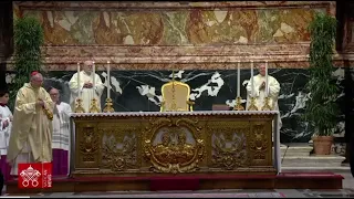 Forma correcta de incensar cuando la cruz está sobre el altar.