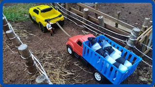 Fazendinha de brinquedo CHEGOU NOVAS VACAS NO CAMINHÃO BOIADEIRO   fazenda de brinquedo cavalos vaca
