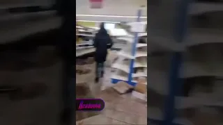 В Мариуполе мародеры совершили налет на местный супермаркет1