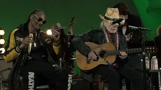 Willie Nelson & Snoop Dogg - Roll Me Up and Smoke Me When I Die (Willie Nelson 90 Hollywood Bowl)