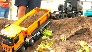 STUCKING RC TRUCKS IN HARD TERRAIN / RC DIGGER LIEBHERR 960 SME / RESCUE MISSION WITH MB AROCS