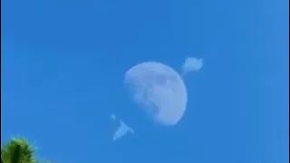 Meteor hits the moon
