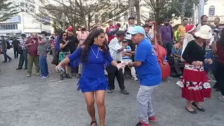 Y esa parejita...🕺🏻💃🏻