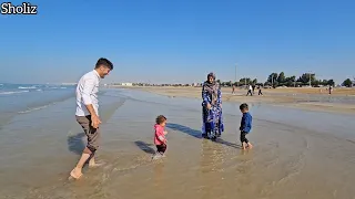 Nomadic Adventures: A Family's Joyful Journey to Ganaveh Beach in Southern Iran 🏖️