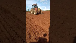 Valtra 885 S brincando na plantadeira Jumil de 3 linhas