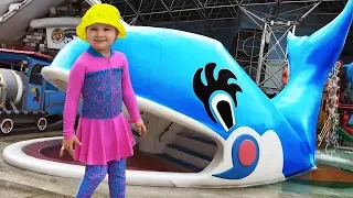 Roma and Diana playing at the WaterPark, Baby Shark Song