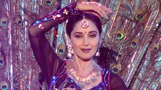 MADHURI DIXIT AND KAREENA KAPOOR PERFORMANCE ||THE MOST AWAITED DANCE OF THE SHOW