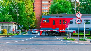 Railway crossing. Commuter EMU train. St. Petersburg / Пригородная электричка. Санкт-Петербург