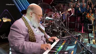 Ed Motta canta "Colombina" no Altas Horas