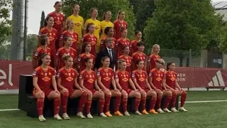 As Roma, le giocatrici posano con la maglia celebrativa dello scudetto appena vinto