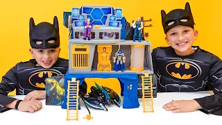Vlad e Niki fingem ser o Batman e brincam com Brinquedos do Batman