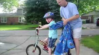 Teach your child to ride a bike with a bedsheet