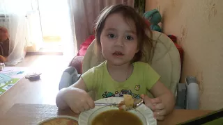 Маша 2,3, кушает вккууусный суп