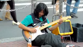 新宿駅南口そばでのストリート・ギターパフォーマンス（JuJuさん）