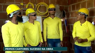 Quarteto de pedreiros faz sucesso na internet ao criar versões inusitadas de músicas famosas.