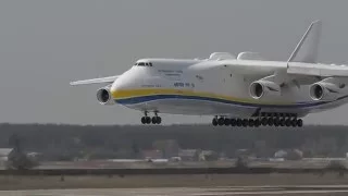 Ан-225 виконує прохід над злітно-посадковою смугою/Amazing An-225 performs a pass over the runway