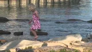 20130712 Süßes Blondine kleines Mädchen spielt Wasser am Bodensee Seehasenfest Friedrichshafen