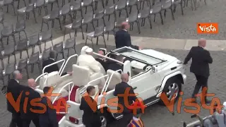 Papa Francesco a San Pietro in Papamobile per celebrare la Domenica delle Palme