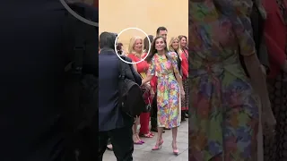 Una concejala de Podemos recibe a la reina con un vestido republicano