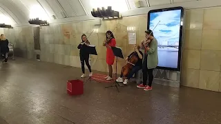 Музыка в метро.