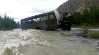 Камаз вахтовка в брод через реку Актру возле альплагеря.