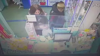 В Днепре у девушки в аптеке украли телефон: видео момента