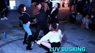 CLOCK, HONGDAE STREET ENTERTAINER. ENJOYING IMPROMPTU HILARIOUS BUSKING WITH MYEONGJIN. 20201117.