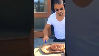 Nusret Gökçe nusr.et salt bae gold wrapped steak #saltbae #saltlife #nusr.et