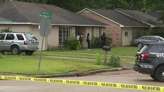 Man shot and killed in Southwest Houston, Suspect escapes