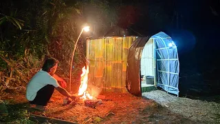 Solo camping hujan deras  membangun tempat perlindungan yang unik juga nyaman