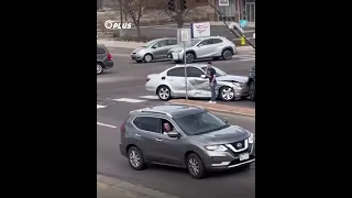 فتاة أمريكية ترتكب حادث سير مزدوج وتخرج من سيارتها لتهرب من موقع الحادثة وسط ذهول سائقي السيارات