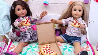 Doll friends slumber party routine with pizza dinner | PLAY DOLLS friendship story