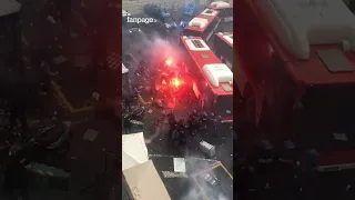 Napoli - Eintracht, violenti scontri tra tifosi in centro città: in fiamme auto della polizia