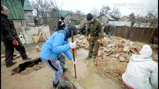 Незламні волонтери-добровольці, які розбирають завали