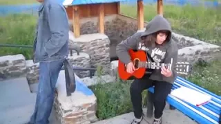 Девушка классно поет под гитару