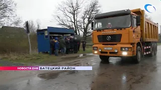 Жители батецкой деревни Дорогобуж жалуются на самосвалы, которые разбивают местную дорогу