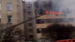 Полное видео пожара в харьковской фабрике: Люди свешивались из окон, а в здании раздавались взрывы