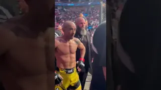 Jose Aldo deixa o cage após derrota no UFC 278