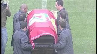 Eusebio coffin carried around stadium