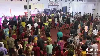Bishop Ouattara danse comme le Roi David