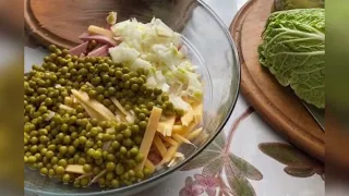 Салат  з пекінської капусти з зеленим горошком і ковбасою.