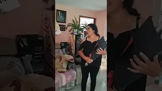 Asi reacciono mi mamá al ver su regalo.