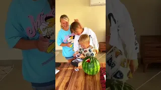 Was ist in einem Stück Wassermelone drin🍉 #shorts Bestes Video von Mnogodetky