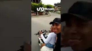 Iban en moto, se graban con celular y chocan