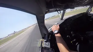 [HD] Boeing 737-800 GoPro Cockpit View Landing Napoli