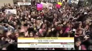 Justin Bieber performs ONE TIME   LONELY GIRL @ Today Show Rockefeller Plaza