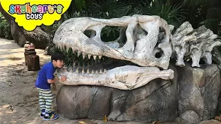 Silly Toddler in Jurassic Park - Universal Studios Theme Park Dinosaurs for kids Jurassic World