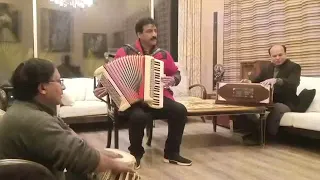 kehnde ne naina performing on show by ijaz hussain accordion