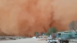 Австралию накрыли песчаная буря и град. Australia was covered by a sandstorm and hail.